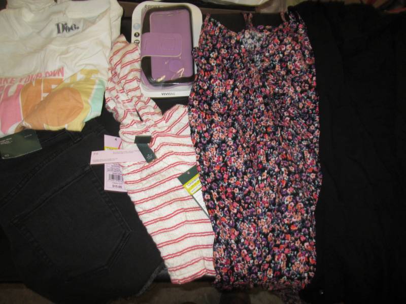 lot 18 image: Womans (M) Items - Sports Armband,...