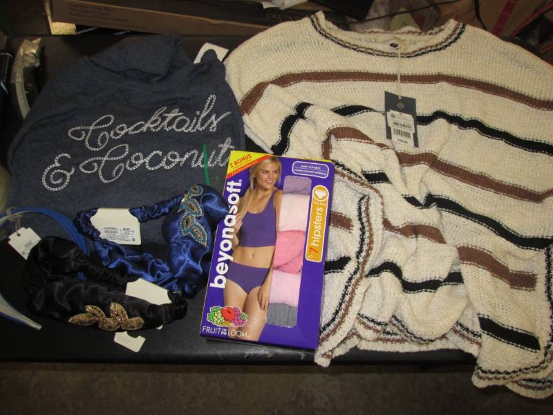 lot 32 image: Womans (S-M) Items - 7pc. Hipster ...