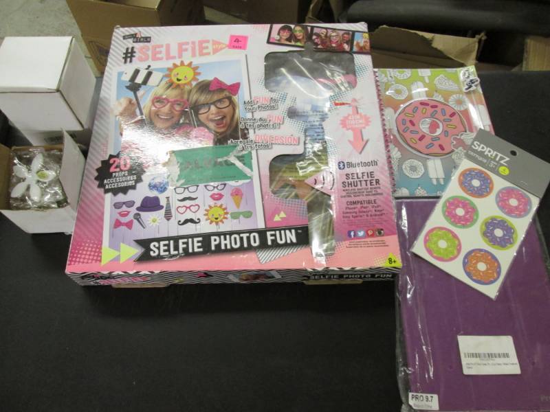 lot 45 image: iPad Pro Case, Selfie Style Game, E...