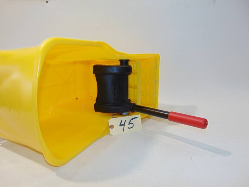 Rubbermaid 31-Quart Bucket