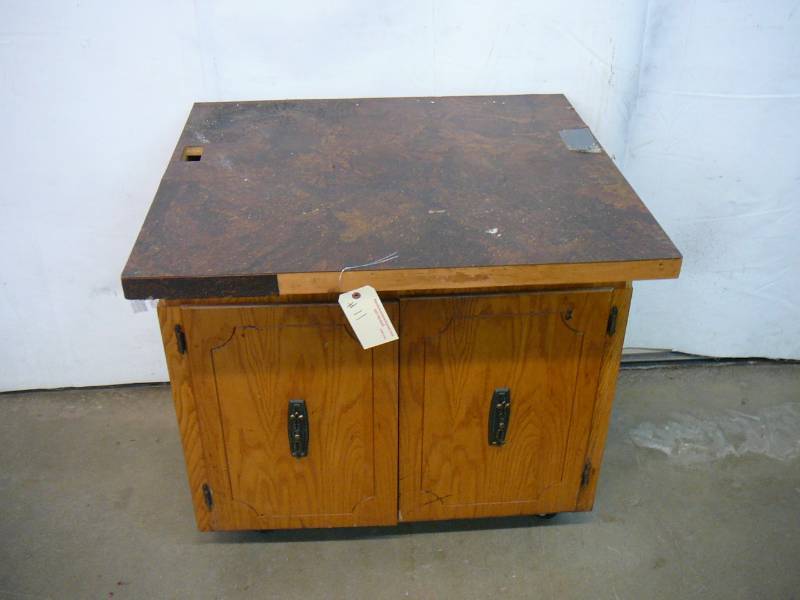 2 Door Cabinet on Caster With 2 Shelves