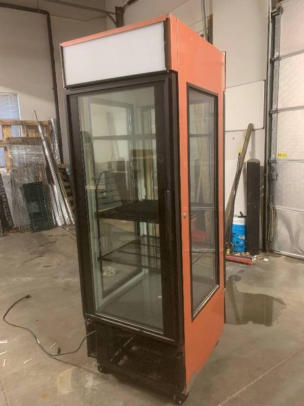 lot 16 image: True, Mod G4SM-28PT, commercial glass side refrigerator, NSF, caster mounted, 115 volts, 10.0 amps, 27x32x82H,Runs Cools