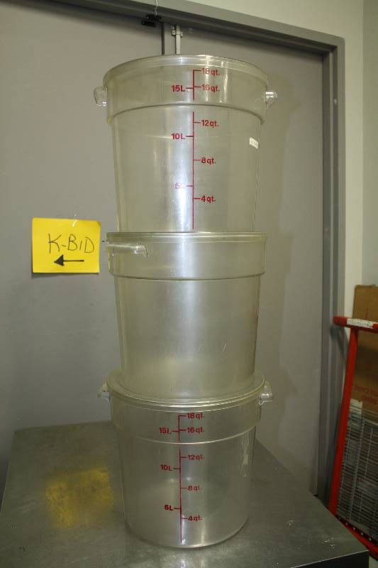 lot 121 image: Plastic Containers with Lids 18 Quart