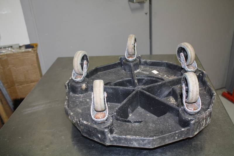 lot 125 image: Garbage Can Roller Base