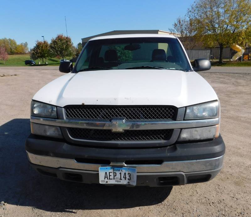 lot 4 image: 2003 Chevrolet 1500 4X2 Truck
