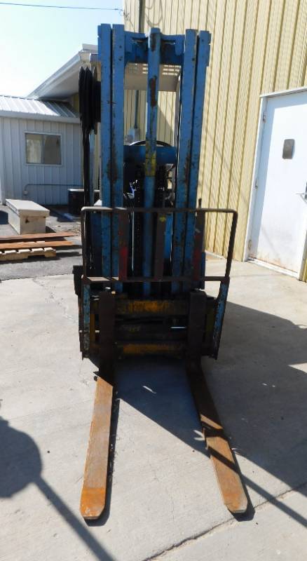 lot 8 image: Allis-Chalmers ACC30 Forklift
