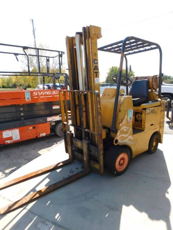 lot 9 image: 3000lb Cat TC30 Forklift