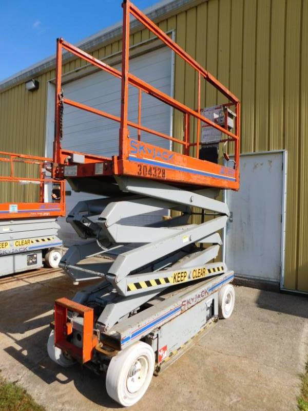 lot 12 image: SkyJack SJIII3220 Scissor Lift - For Parts
