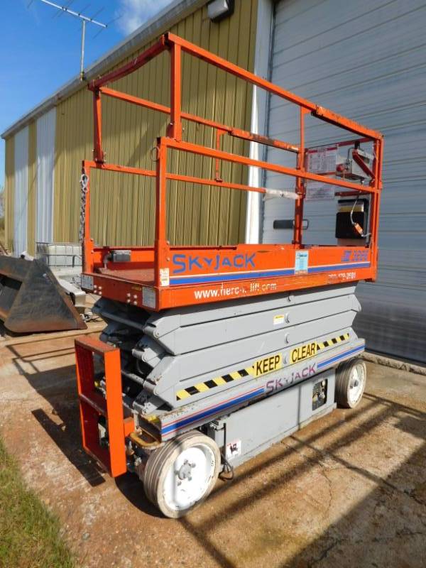 lot 13 image: SkyJack SJ3226  Scissor Lift