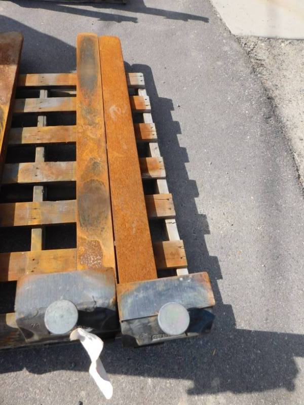 lot 18 image: Class II 1.75 x 5 x 60 Forklift Forks