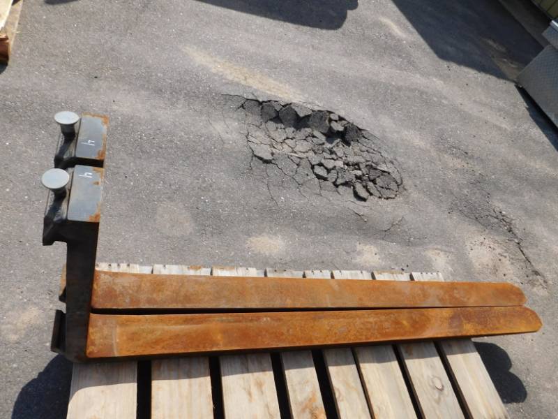 lot 21 image: Class II 1.5 x 4 x 60 Forklift Forks