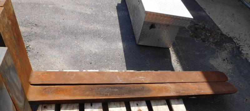 lot 23 image: Class III 2.0 x 6 x 72 Forklift Forks