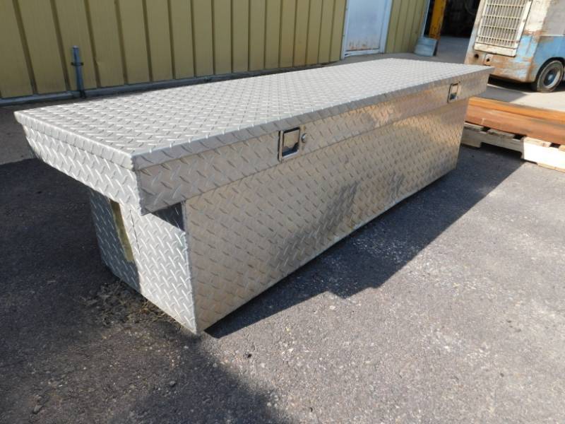 lot 24 image: Aluminum Truck Tool Box