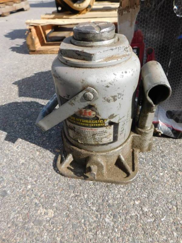 lot 25 image: 20 Ton Hydraulic Bottle Jack