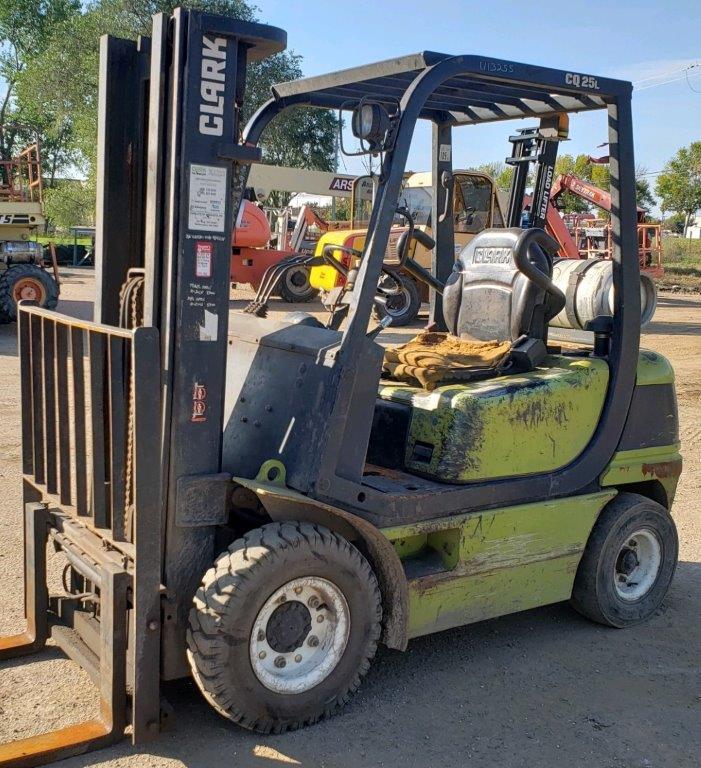 lot 7 image: 2010 Clark CQ25L Forklift