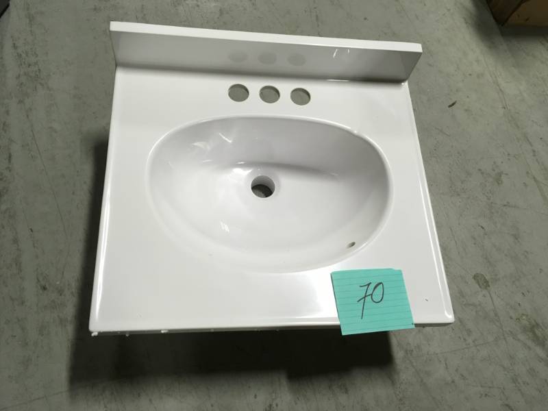 Design House 19 in. Cultured Marble Vanity Top in Solid White with Basin in very good condition