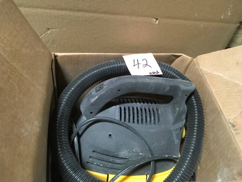 lot 42 image: Stinger 2.5-gal. WetDry Vacuum Cleaner Vac WD2025 ... USED