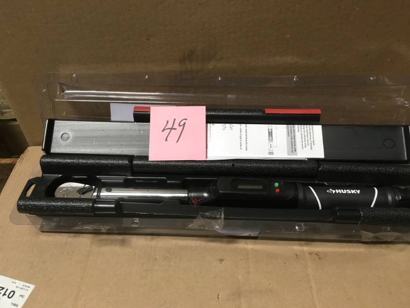 lot 49 image: Husky 50-250 ft. lbs. 12 in. Drive Torque Wrench in good condition