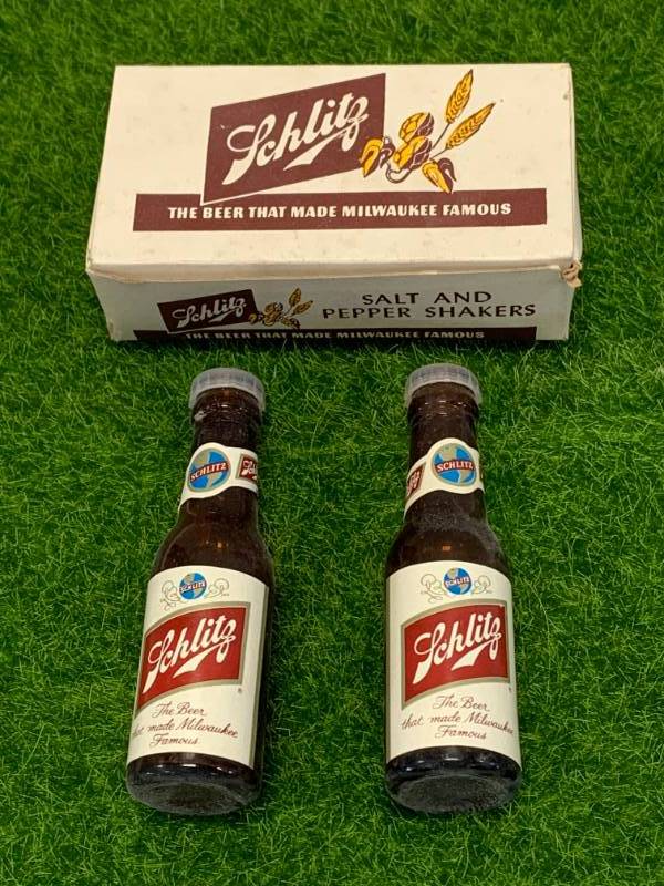 lot 2 image: Vintage Schlitz Lighted Glass Salt & Pepper Shakers