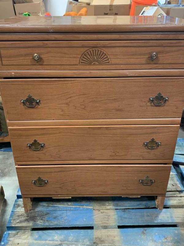 lot 31 image: Sunburst 4 Drawer Dresser