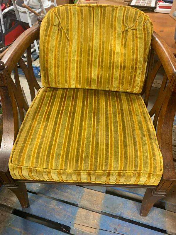 lot 51 image: Antique Classic Chair 33 Tall