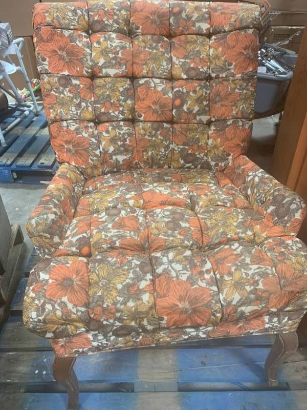 lot 52 image: Look at this Classic Chair 35 Tall  AWESOME