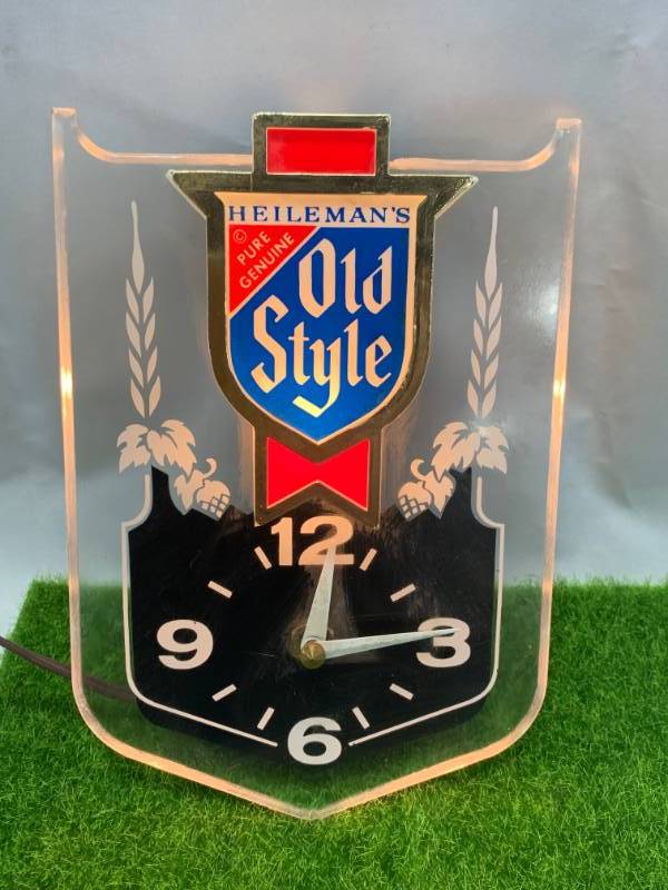 lot 92 image: Vintage Old Style Electric Lighted Clock