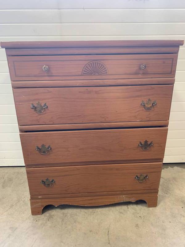 lot 93 image: Sunburst 4 Drawer Dresser