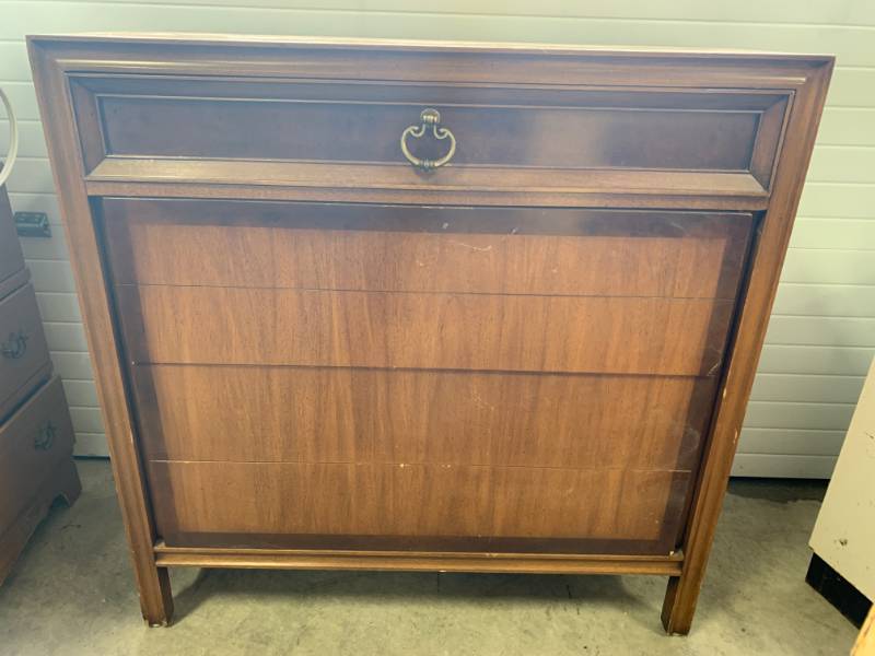 lot 95 image: Beautiful Antique Chest of Drawers