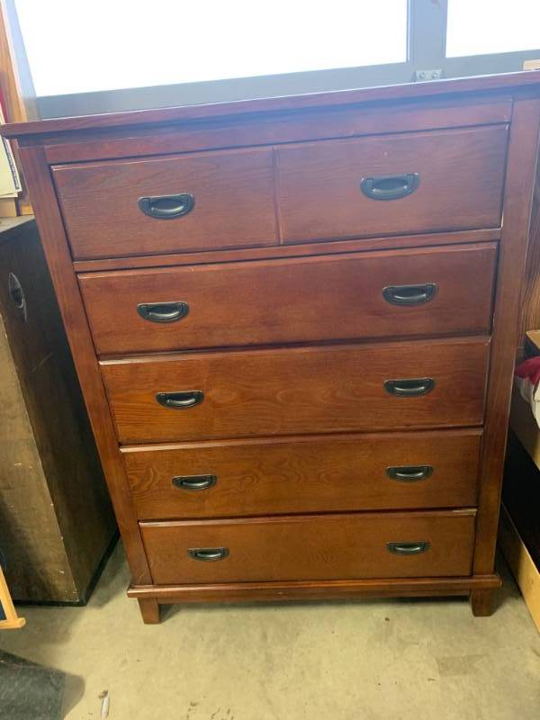 lot 101 image: 5 Drawer Dresser