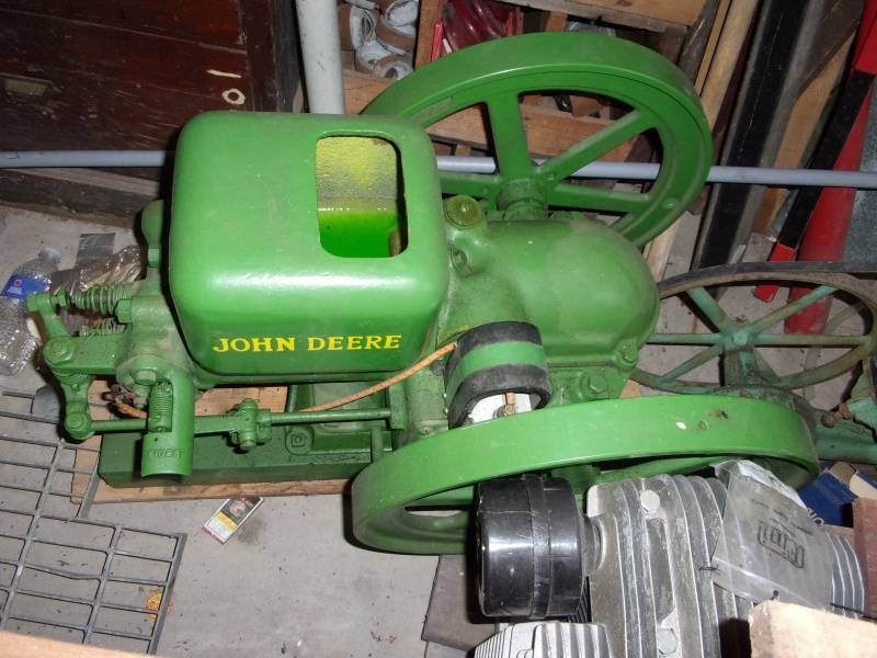 lot 11 image: John Deere Hit & Miss Engine