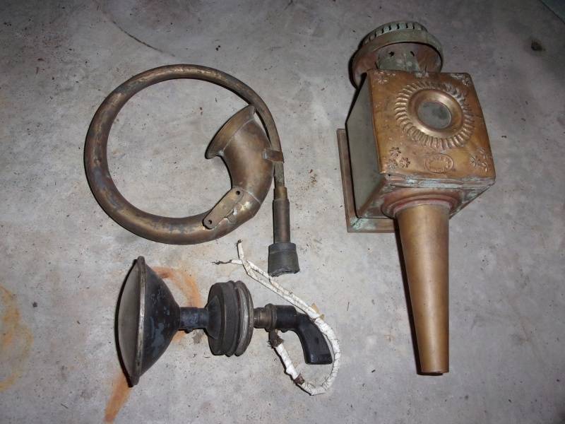lot 15 image: Antique Car Horns, Lantern & Spot Light