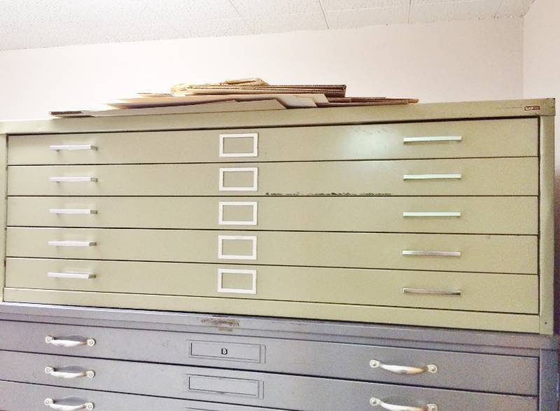 lot 89 image: MSRP $2000 Safco Heavy Gauge Steel 5 Drawer (Ball Bearings) Table Top Construction Documents Art  Blue Prints Maps Flat Files Cabinet - Beige Color - Approx 46Width x 35Depth x 16 Height