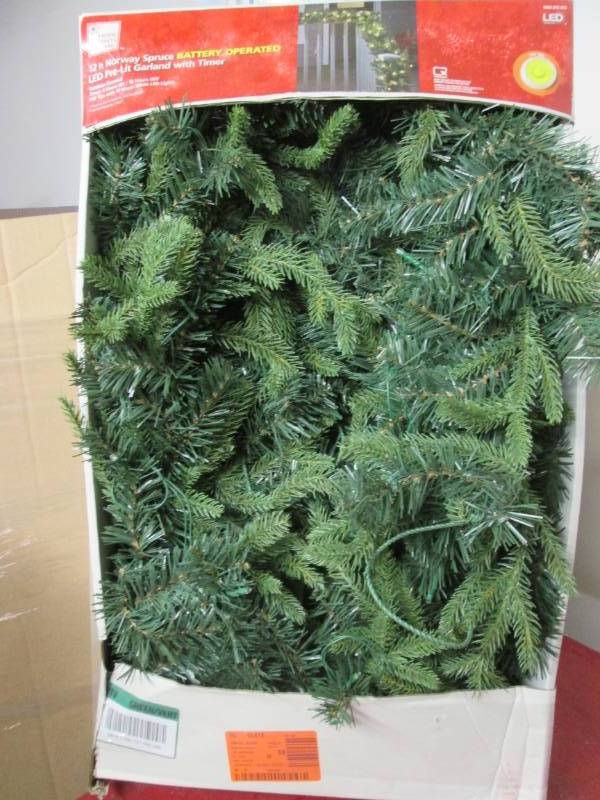 lot 138 image: LED Pre-Lit Garland WTimer 12 Nor...