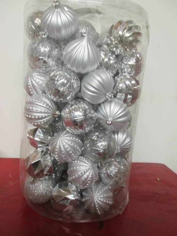 lot 142 image: Christmas Tree Ornaments (Silver)  ...