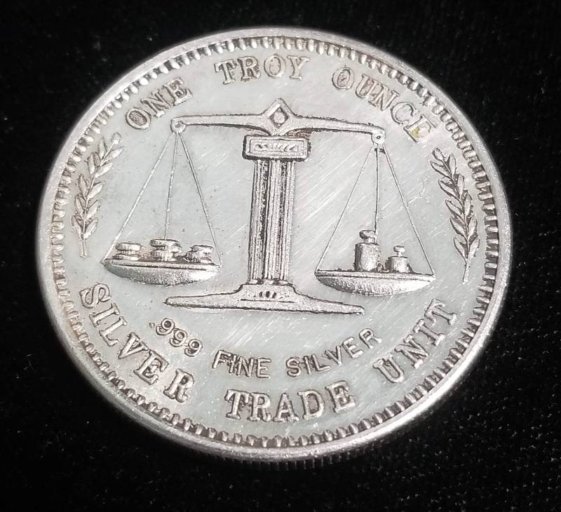 1 TROY OZ. .999 FINE SILVER EAGLE WITH FLAG TRADE UNIT