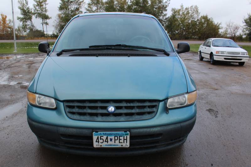 lot 4324 image: 1998 Plymouth Grand Voyager SE