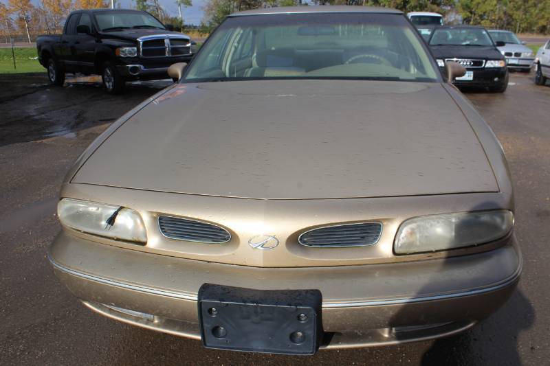 lot 4326 image: 1999 Oldsmobile 88 LS