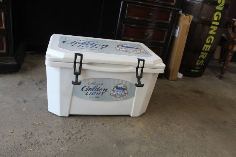 lot 234 image: Michelob Golden Light Beer Grizzly Chest Cooler