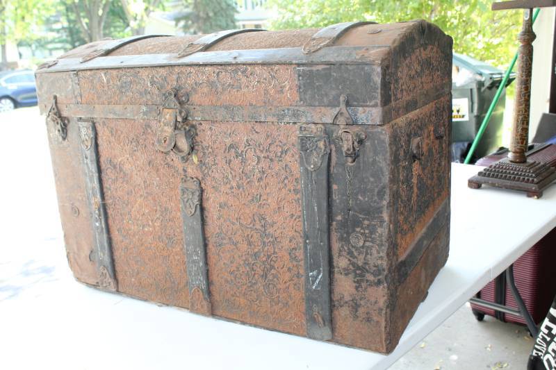 lot 250 image: Hope Chest