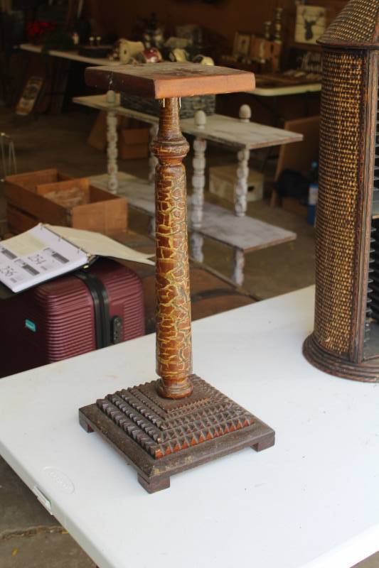 lot 256 image: Pedestal