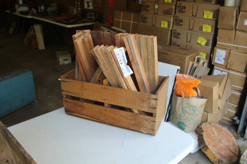 lot 270 image: Mahogany Wood Slats, Wood Box