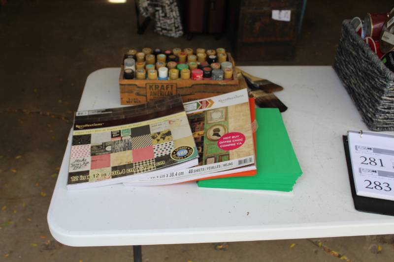 lot 281 image: Painting Set with Paints, Brushes, Papers