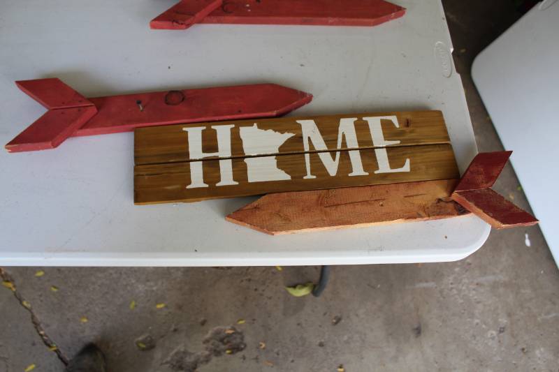 lot 284 image: Minnesota HOME, Left-Arrow, Right-Arrow Wall Dcor