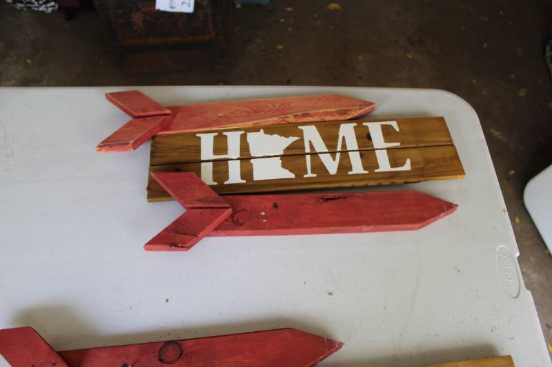 lot 285 image: Minnesota HOME, Left-Arrow, Right-Arrow Wall Dcor