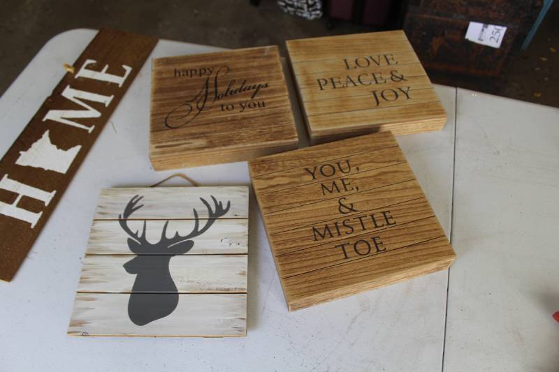 lot 286 image: Lot of (4) Wood Signs - Happy Holidays, LovePeaceJoy, Deer, Mistle Toe