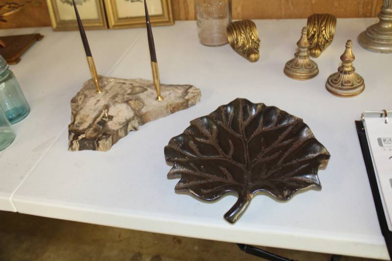 lot 295 image: Lot of (2) Office Desk PenPen Set with Decorative Holder, Leaf Table Dcor