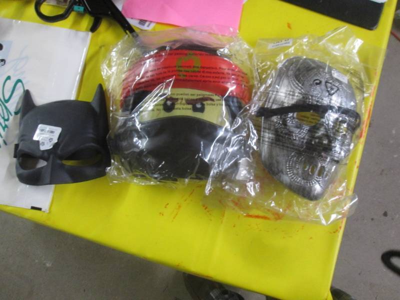 lot 89 image: lot of 3 mask...