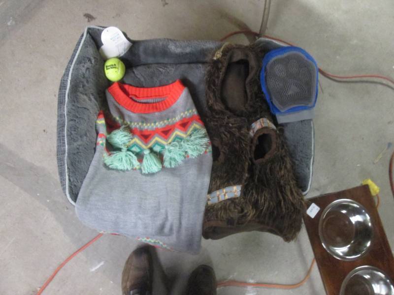 lot 115 image: lot of pet items and costume...
