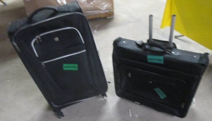 lot 130 image: lot of 2 luggage damaged...